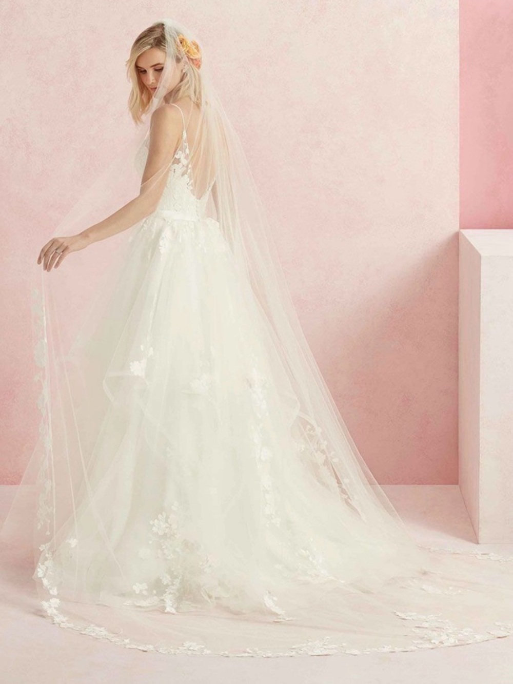 Elegant White A-line Wedding Dress with Floral Appliqué